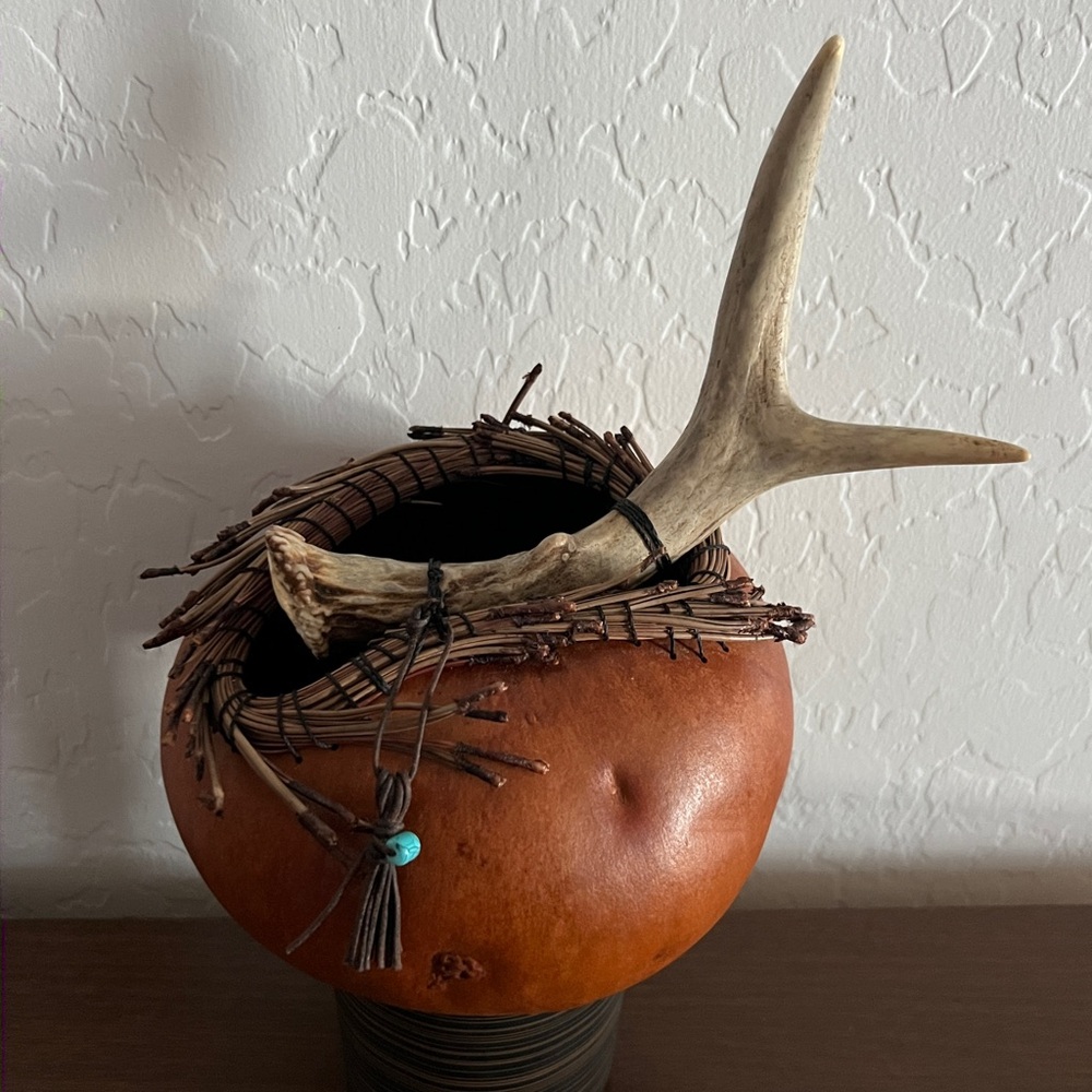 Artisan Live Lodge MBK 05. Turquoise bead, Antler, Pine Needle basket Gourd Bowl
